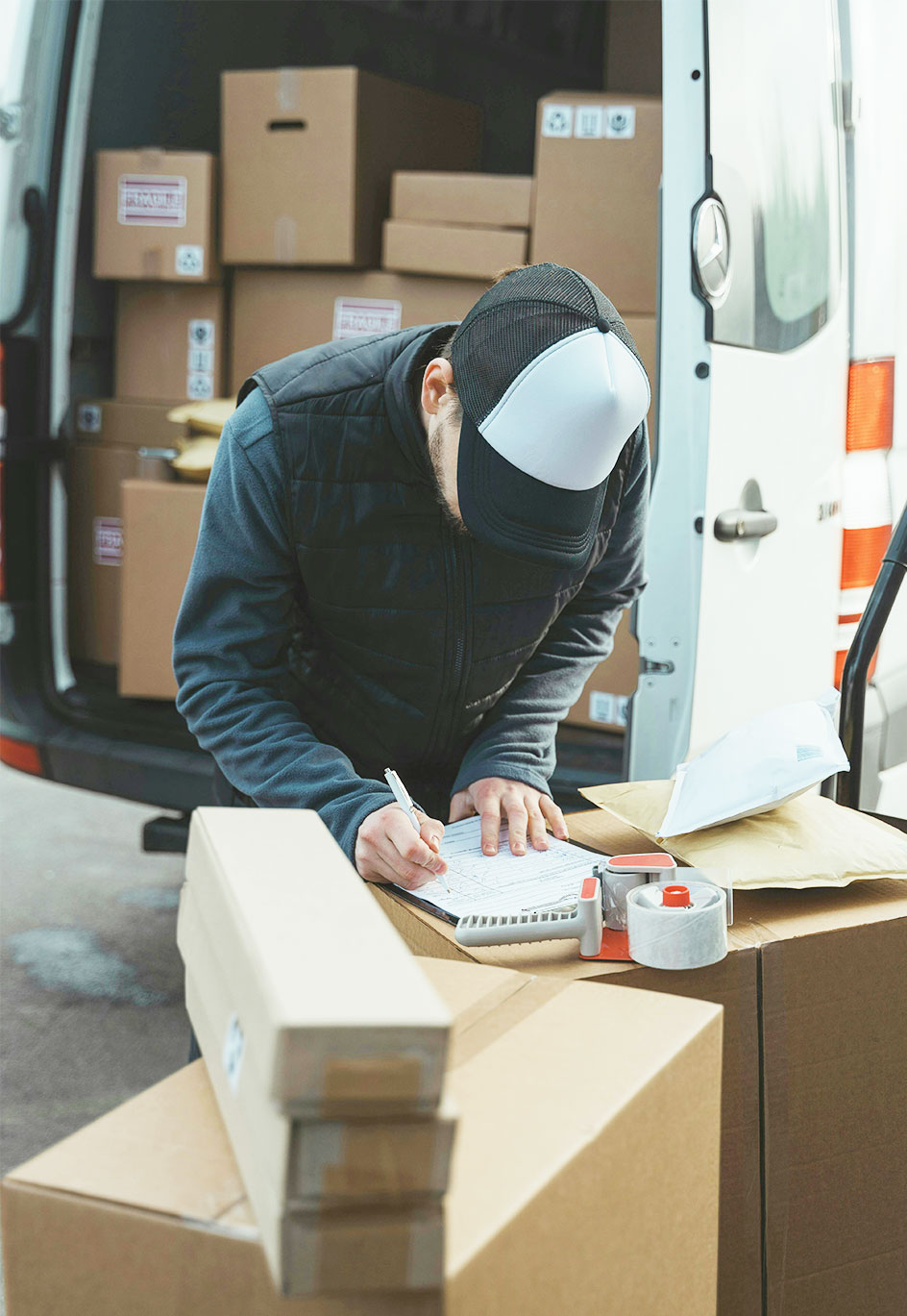 courier signing for delivery